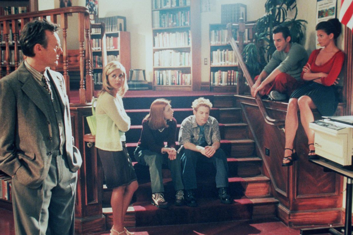 The cast of “Buffy The Vampire Slayer” photographed in a library in the late ’90s, including Anthony Stewart Head, Sarah Michelle Gellar, Alyson Hannigan, Seth Green, Nicholas Brendon, and Charisma Carpenter